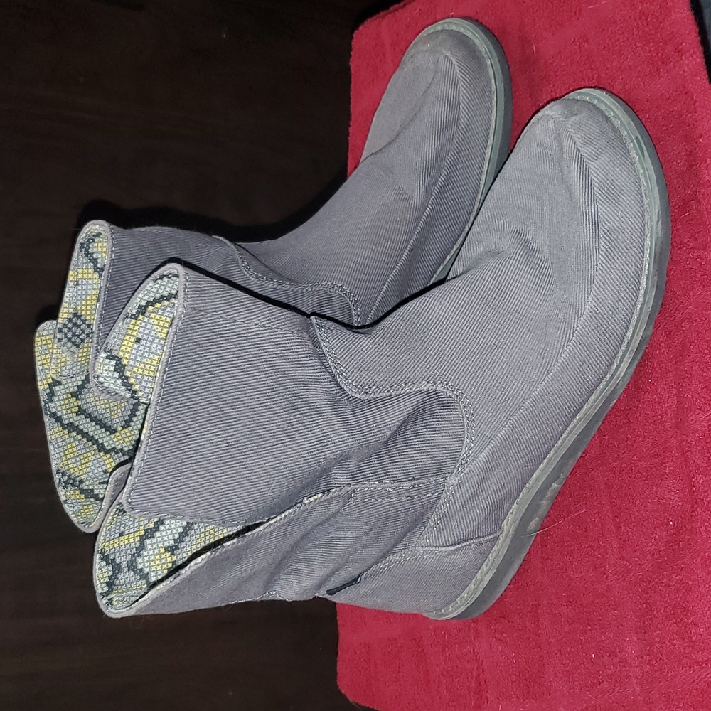 Sanuk Slip On Boots
